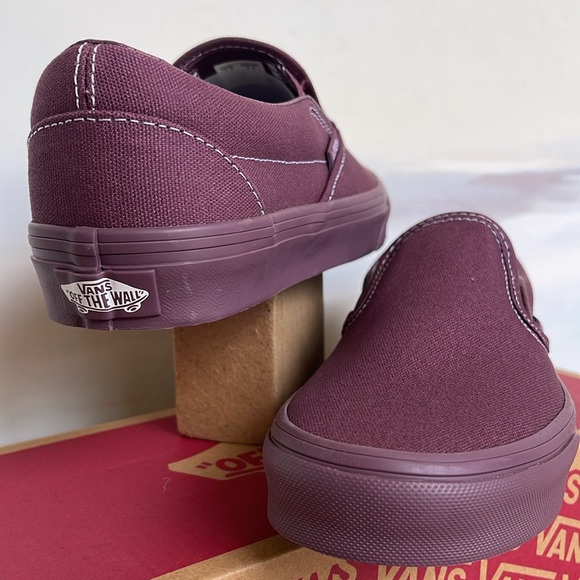 Vans WMNS Classic Slip-On
Pastel Mono Plum Wine
VN000CT5CHI
Sneakers - Picture 12 of 16